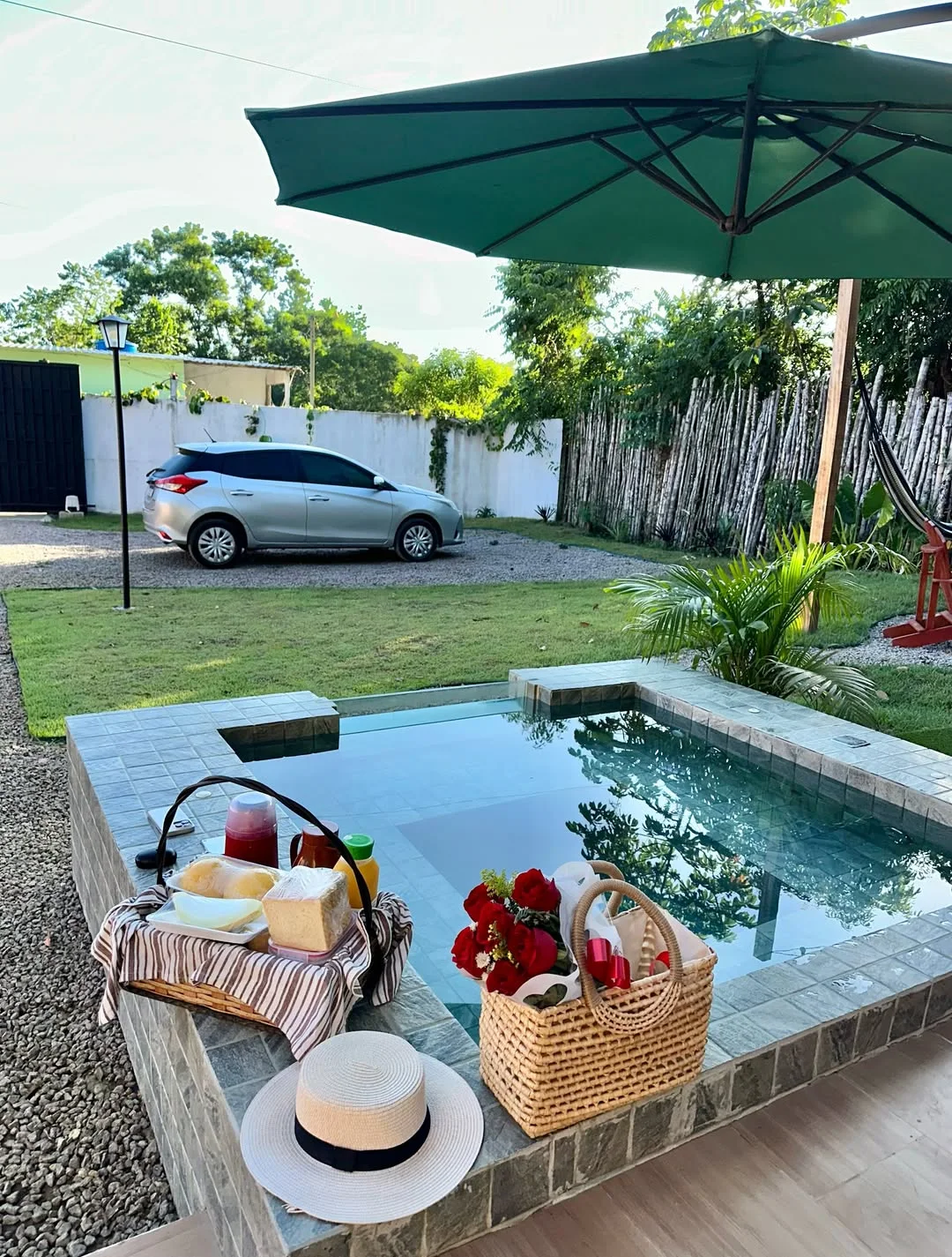 Cesta de café da manhã junto à jacuzzi