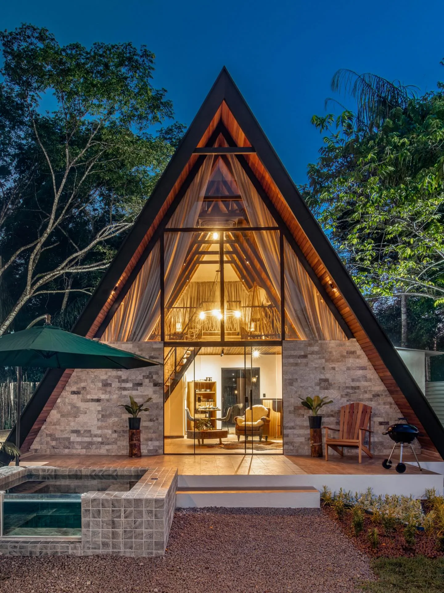 Fachada da Gran Cabana iluminada ao anoitecer